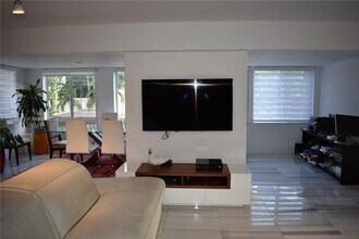 230 Sunrise Dr, Unit 11 in Key Biscayne, FL - Building Photo - Building Photo