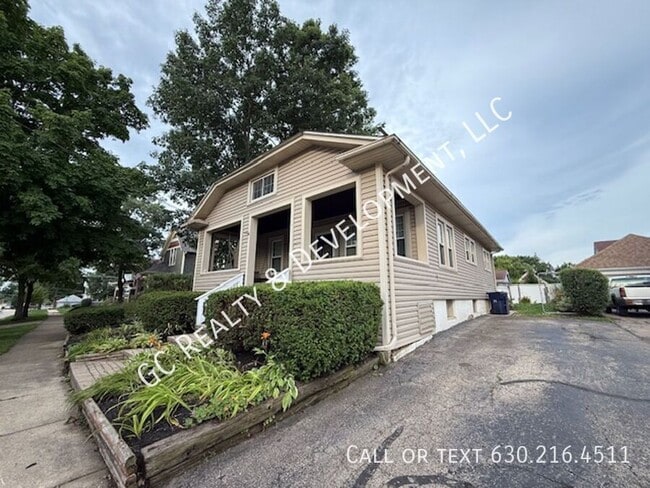 454 Moseley St in Elgin, IL - Foto de edificio - Building Photo