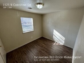 1525 N Christine Dr in Midwest City, OK - Foto de edificio - Building Photo