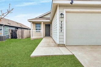 7207 Lavaca Bluff in San Antonio, TX - Building Photo - Building Photo
