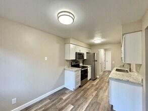 17310 NE 45th St in Redmond, WA - Building Photo - Building Photo