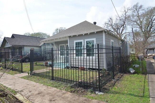 2211 Davis St photo'