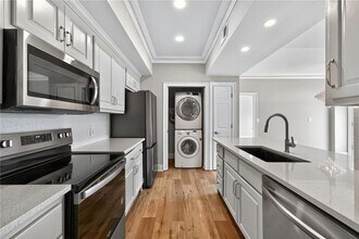 2161 Peachtree Rd, Unit 706 in Atlanta, GA - Foto de edificio - Building Photo