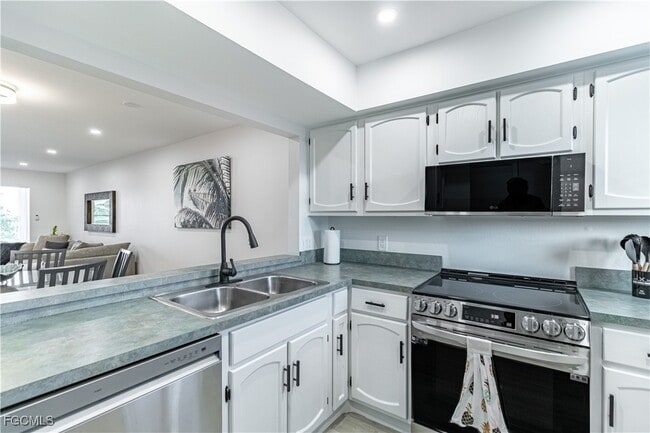 7402 Lake Breeze Dr in Ft. Myers, FL - Building Photo - Building Photo