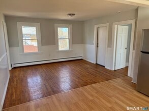 216 Vauxhall St in New London, CT - Building Photo - Building Photo