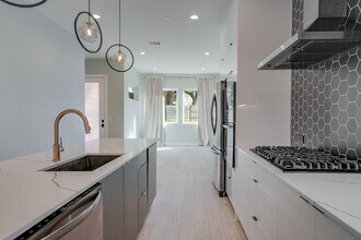 2108 Tillery St in Austin, TX - Foto de edificio - Building Photo