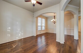 8215 Laughing Falcon Trail in Conroe, TX - Foto de edificio - Building Photo