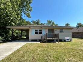 821 Lebleu Rd in Lake Charles, LA - Building Photo