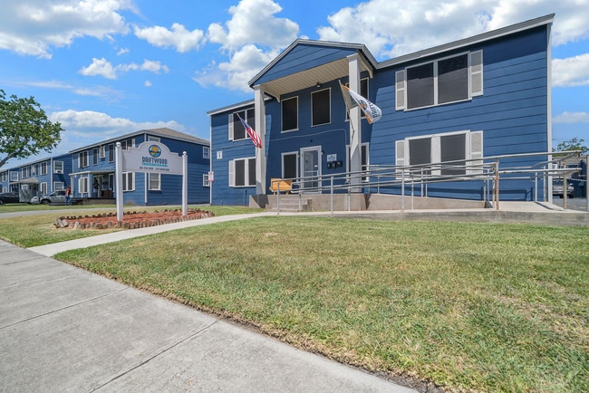 Driftwood Apartments in Corpus Christi, TX - Foto de edificio - Building Photo
