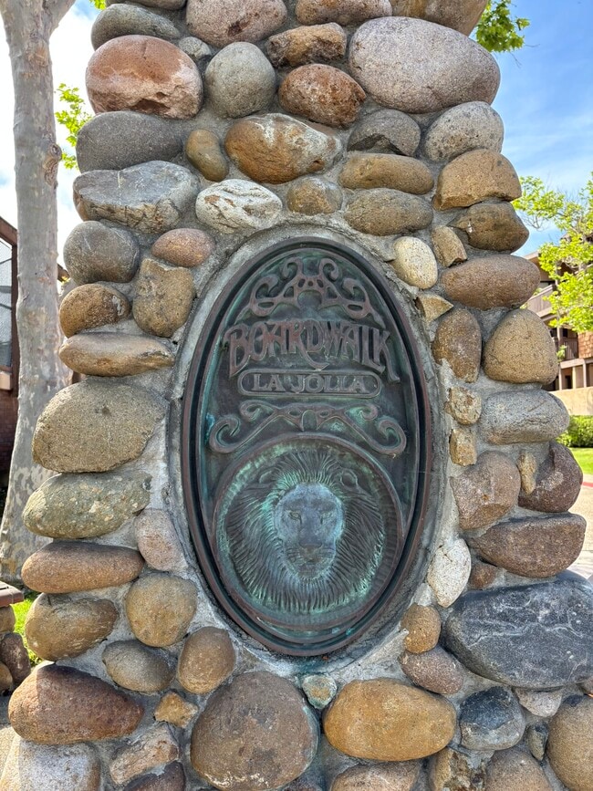 8860 Villa La Jolla Dr in San Diego, CA - Building Photo - Building Photo