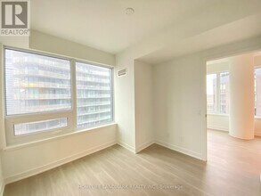 8 Wellesley St W in Toronto, ON - Building Photo - Building Photo