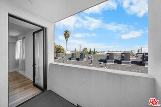 5612 Lexington Ave in Los Angeles, CA - Building Photo - Building Photo