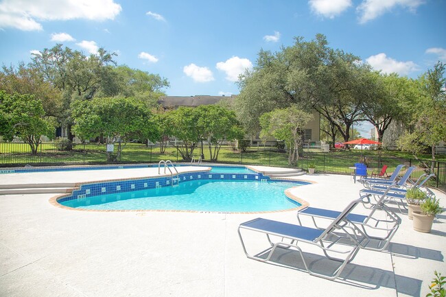 Z-12272023-River Crossing Townhomes in Austin, TX - Foto de edificio - Building Photo