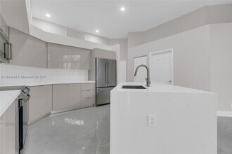 2553 E Bay Dr in Weston, FL - Building Photo - Building Photo