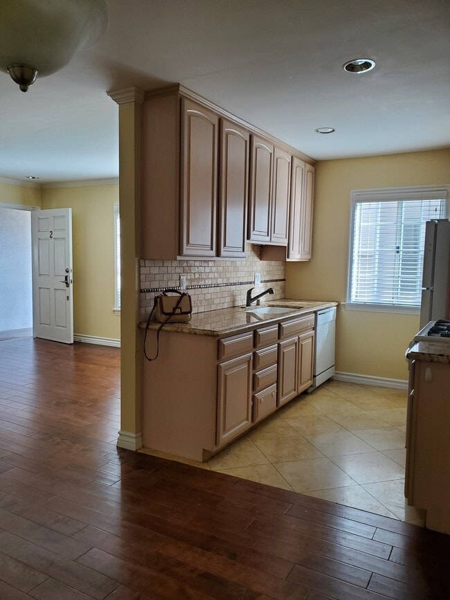 4428 Moorpark Townhome