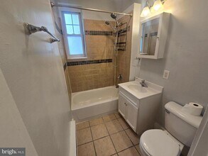 241-43 W Queen Ln-Unit -1R in Philadelphia, PA - Building Photo - Building Photo