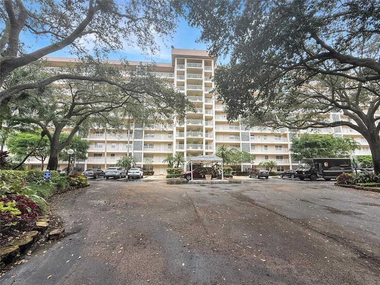 3520 Oaks Way, Unit 406 in Pompano Beach, FL - Building Photo