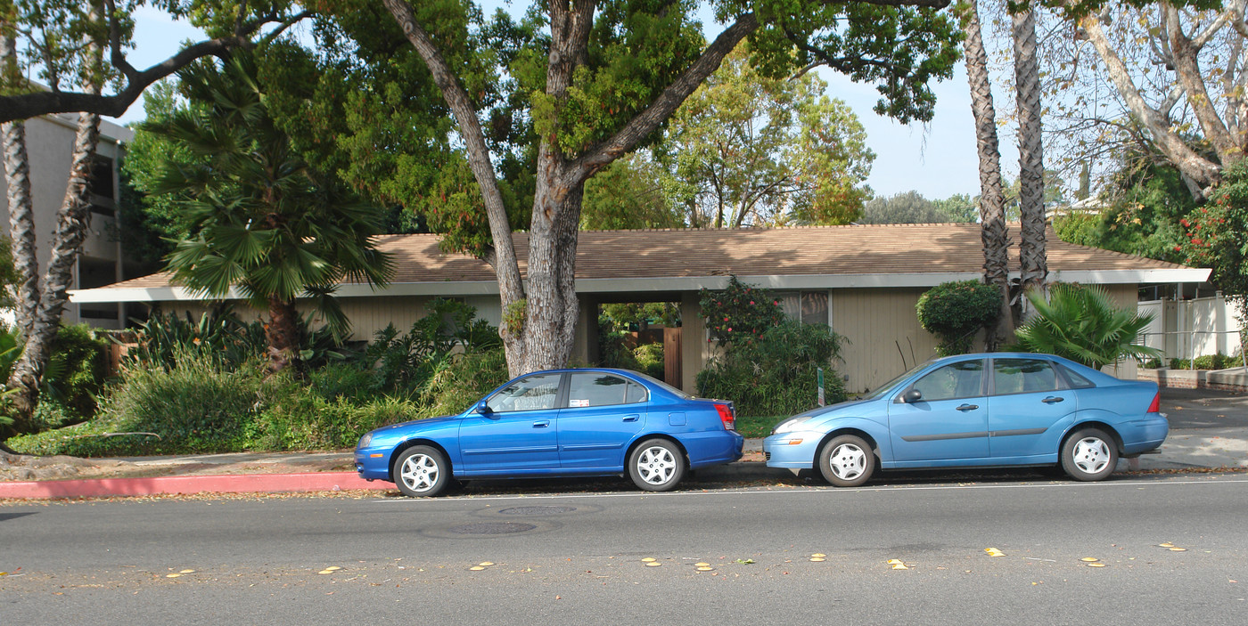 555 Los Robles Ave in Pasadena, CA - Building Photo