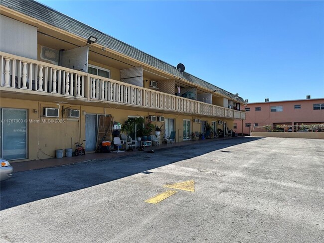 1085 W 71st St in Hialeah, FL - Building Photo - Building Photo