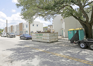 East of 5th Townhomes in North Miami, FL - Foto de edificio - Building Photo