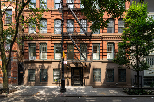 104-106 Bedford St in New York, NY - Building Photo - Building Photo