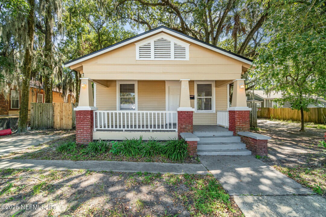 82 W 27th St in Jacksonville, FL - Foto de edificio