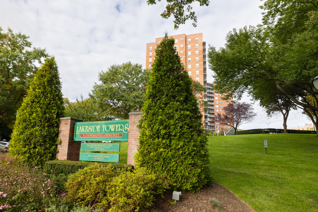 Lakeside Towers in Bayside, NY - Building Photo