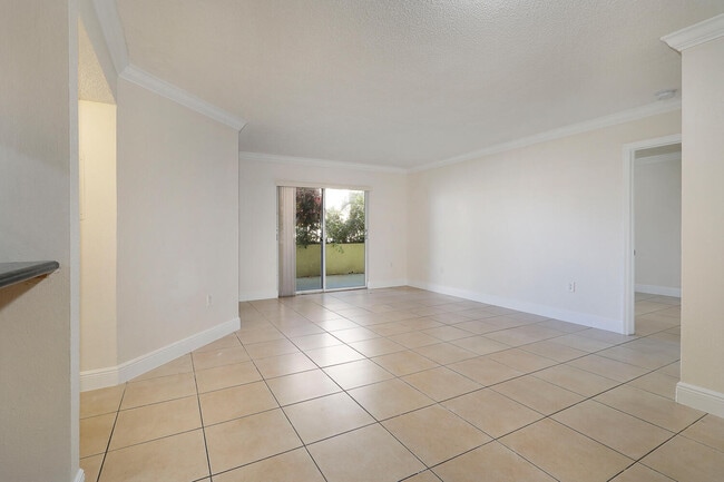 10755 SW 108th Ave, Unit 103 in Miami, FL - Foto de edificio - Building Photo