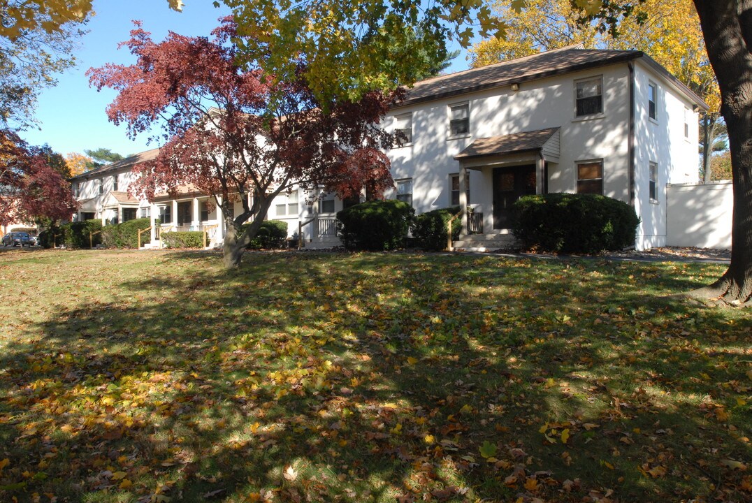 476 N Middletown Rd in Pearl River, NY - Foto de edificio