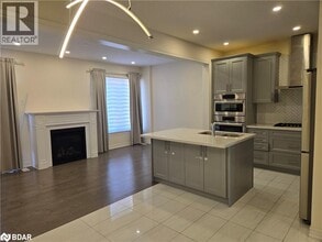 8 Beasley Grove in Hamilton, ON - Building Photo - Building Photo