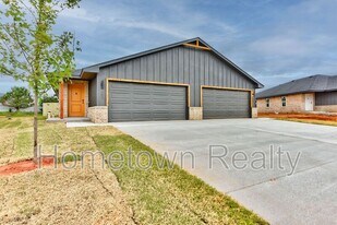 420 N Cyn Ter in Mustang, OK - Building Photo