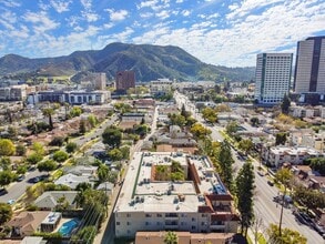 360 Hollywood Way in Burbank, CA - Foto de edificio - Building Photo