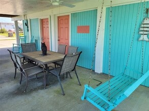 16606 John Davis Rd in Jamaica Beach, TX - Building Photo - Building Photo