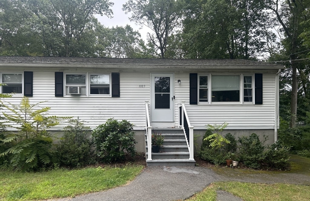 1109 S Main St in Bellingham, MA - Building Photo