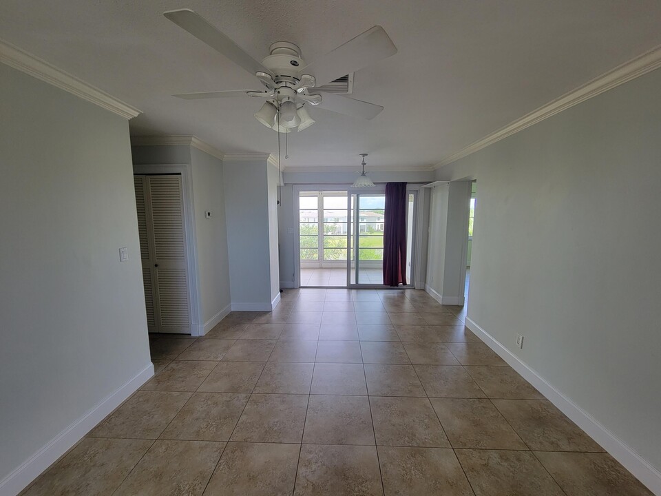 941 Crystal Lake Dr in Pompano Beach, FL - Building Photo