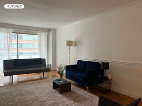300 E 40th St in New York, NY - Building Photo - Building Photo