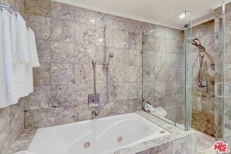 23916 De Ville Way-Unit -C in Malibu, CA - Foto de edificio - Building Photo