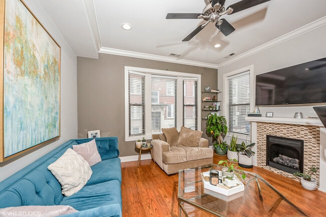 2430 N Geneva Terrace in Chicago, IL - Building Photo - Building Photo