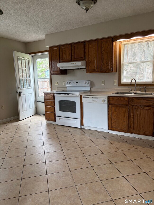 158 Daley Dr in Torrington, CT - Building Photo - Building Photo