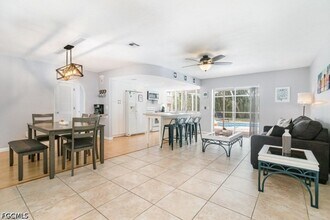 922 SE 25th Ln in Cape Coral, FL - Building Photo - Building Photo