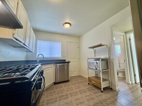 5231 Martin Luther King Jr Way, Unit 2 in Oakland, CA - Building Photo - Building Photo