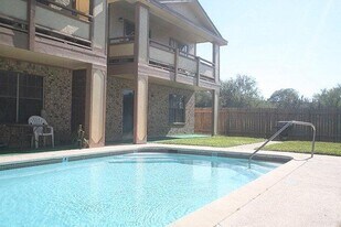 16 N 11th St in McAllen, TX - Building Photo