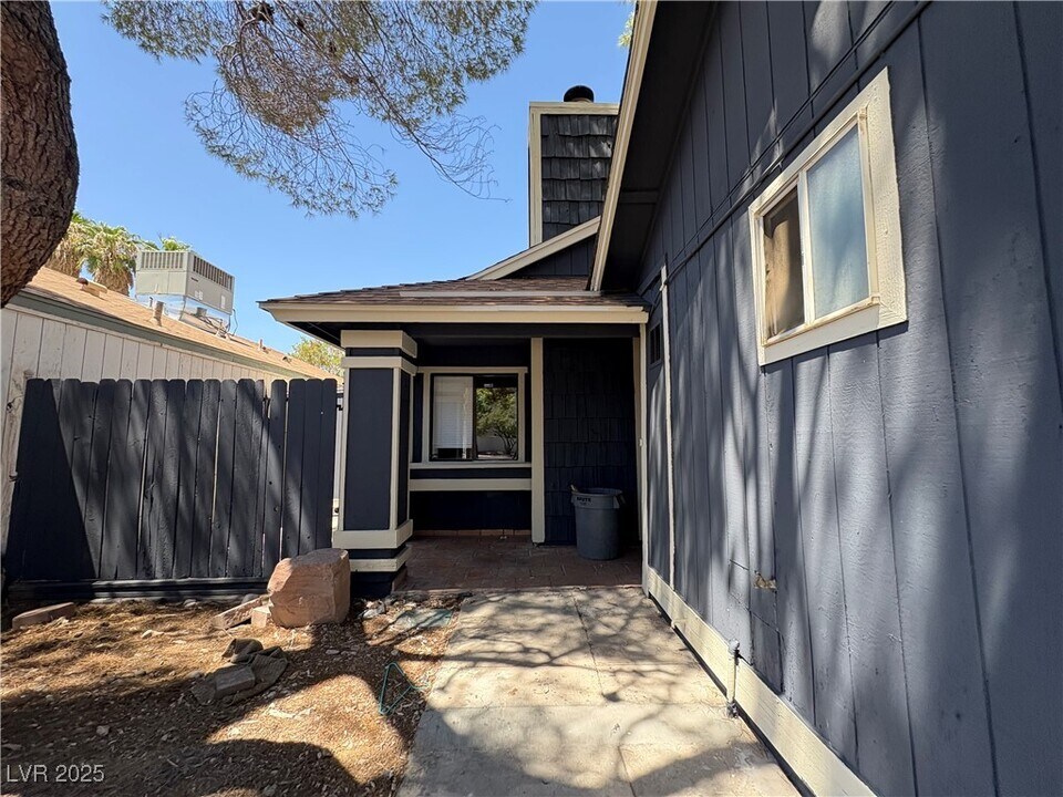 67 N Christy Ln in Las Vegas, NV - Building Photo