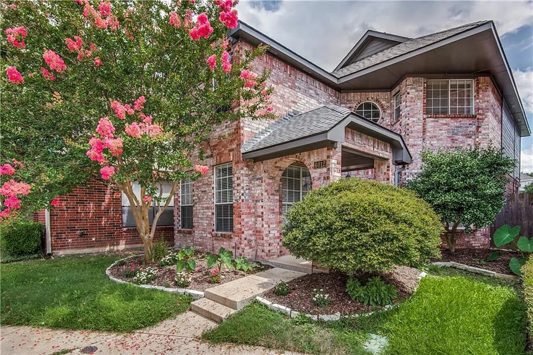 6012 Barrington Ct in Dallas, TX - Building Photo