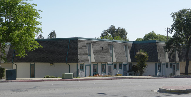 3905 Clayton Rd in Concord, CA - Building Photo - Building Photo