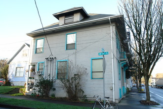 2456 NW Vaughn St in Portland, OR - Building Photo - Building Photo