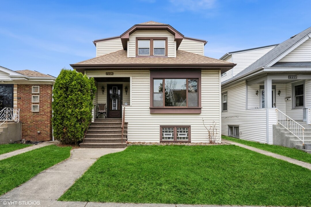 7226 W Clarence Ave in Chicago, IL - Building Photo