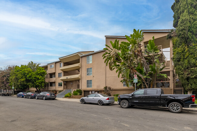 Toluca Village Townhomes in North Hollywood, CA - Foto de edificio - Building Photo