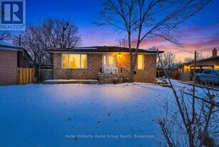 18 Gower Ct in Halton Hills, ON - Building Photo