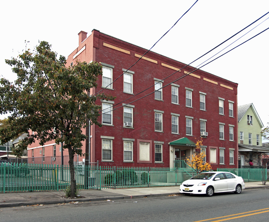 East Grand Apartments in Elizabeth, NJ - Building Photo